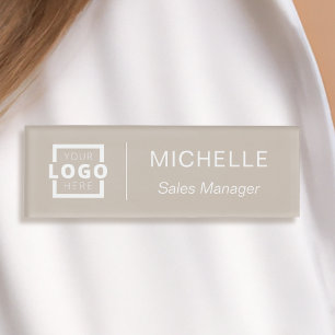 Mitarbeiter des Unternehmens mit individuellem Log Namenschild