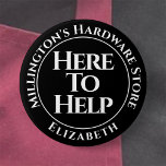 Mitarbeiter hier zum Abzeichen "Hilfe" Button<br><div class="desc">Hier können Sie Mitarbeiter einkaufen,  um dem Abzeichen zu helfen. Ein Abzeichen für Shopangestellte oder Shopangestellte. Ändern Sie den Wortlaut in Ihre Geschäftsdetails. Abzeichen des Assistenten. Abzeichen des offiziell Store Assistant. Kann ich helfen? Weiße Formulierung auf schwarzem Hintergrund.</div>