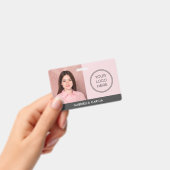 Mitarbeiter-ID des modernen rosa Logos Ausweis (Handheld)