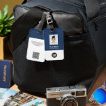 Mitarbeiter-ID-Foto, Qr-Code, Logo, Name Gepäckanhänger<br><div class="desc">Personalisieren Sie diesen kundenspezifischen Mitarbeiternamenstempel mit Foto, Qr-Code scannen und dem Firmenlogo. Ein einfaches Business-Design in marineblau-weißer Farbe, das in Vorder- und Rückengrößen vollständig anpassbar ist, serifenlose, einfache und moderne Schriftart und ein berufliches und klares Aussehen. Perfekt als Mitarbeiter Business Travel Gadgets, Travel Accessoires for Professionals, Company Travel Security Gepäck...</div>