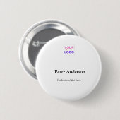 Mitarbeiter im Geschäft mit kundenspezifischem Unt Button (Vorne & Hinten)
