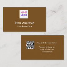 Mitarbeiter im Geschäft mit kundenspezifischem Unt