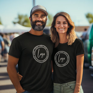 Mitarbeiter mit individuellem Firmenlogo T-Shirt