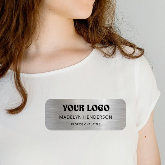 Mitarbeiter mit Metallsilber-Firmenlogo Namensschild