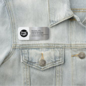 Mitarbeiter Weiß Metallic Silber Logo Magnetisch Namensschild (Beispiel)
