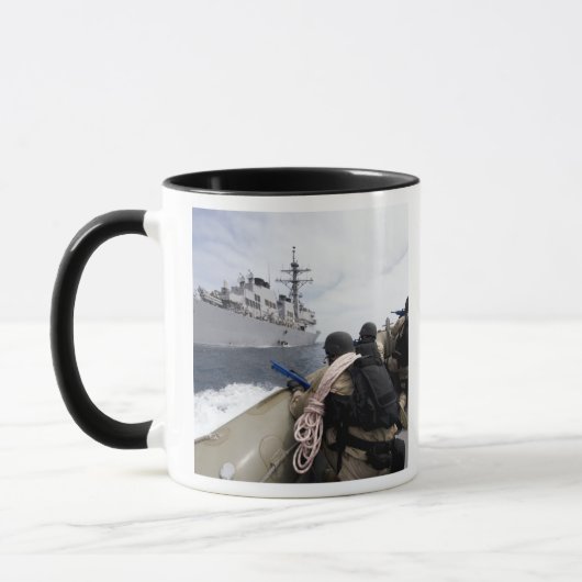 Mitglieder des Besuchs, des Vorstands, der Suche Tasse (Links)