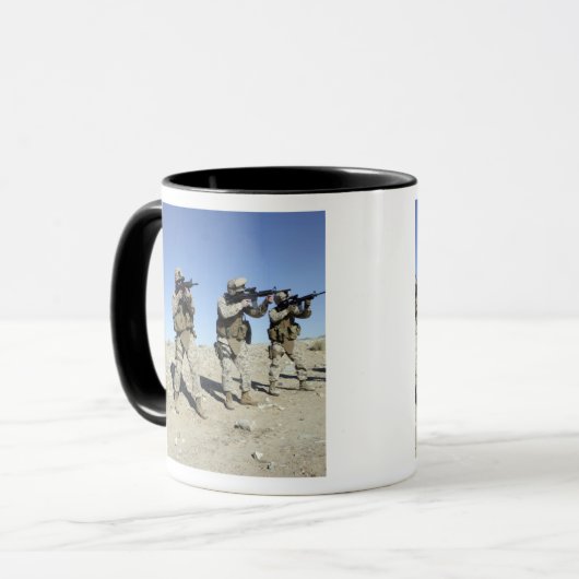 Mitglieder des militärischen Übergangsteams Tasse (Vorderseite Links)