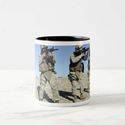 Mitglieder des militärischen Übergangsteams Zweifarbige Tasse (Mittel)