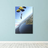 Mitglieder des US-Marine Parachute-Teams Leinwanddruck (Insitu (Holzboden))