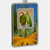 Mitred Parakeet auf der Holzpfeife Postkarte Rahmen-Ornament Silber (Rechts)