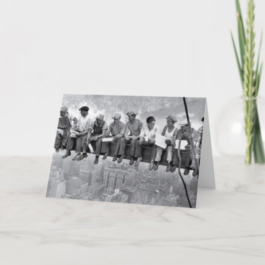 Mittagessen über einem Wolkenkratzer Karte (Vorderseite)