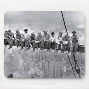 Mittagessen über einem Wolkenkratzer Mousepad
