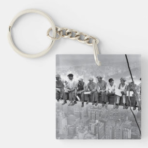 Mittagessen über einem Wolkenkratzer Schlüsselanhänger