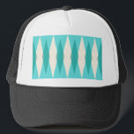 Mitte Jahrhundert Moderne Raute Trucker Hat Truckerkappe<br><div class="desc">Dieser moderne Trucker aus dem Mittelalter mit einem lebendigen, türkisfarbenen Hintergrund und einem Muster aus Mod, lichtdurchlässigen aquamarinen Diamanten überlagert größere, Vintage Cremetamoros mit goldfarbenen Splitter aus dem Weltraum. Diese minimalistisch inspiriert, dekonstruierte Raute ist eine vereinfachende Rückgabe der größeren als der Lebensatomärzeit, die die Dekorationslandschaft der 1950er und 1960er Jahre...</div>