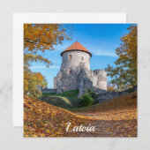 Mittelalterliche Burg umgeben von Wäldern (Vorne/Hinten)