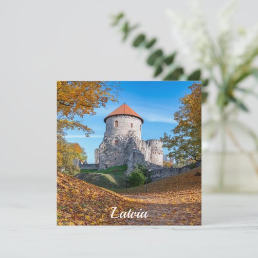 Mittelalterliche Burg umgeben von Wäldern (Stehend Vorderseite)