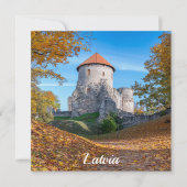 Mittelalterliche Burg umgeben von Wäldern (Vorderseite)