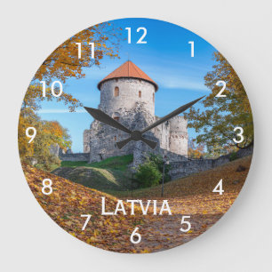 Mittelalterliche Burg umgeben von Wäldern Große Wanduhr