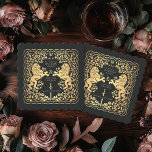 Mittelalterliche Hochzeit der Black Royal Lion Untersetzer<br><div class="desc">Fügen Sie Ihrem Tischfußball königlichen Charme hinzu! Diese individuellen Untersetzer zeichnen sich durch ein majestätisches Löwen- und Blumendesign mit Ihren Namen und Monogramm aus, alle in luxuriösem Gold vor schwarzem Hintergrund. Ideal für eine mittelalterliche Fantasy-Feier mit zeitloser Eleganz! Das Gold in diesem Artikel ist NICHT reale Folie und wird in...</div>