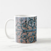 Mittelalterliche Holztore mit Basilika Kaffeetasse (Links)