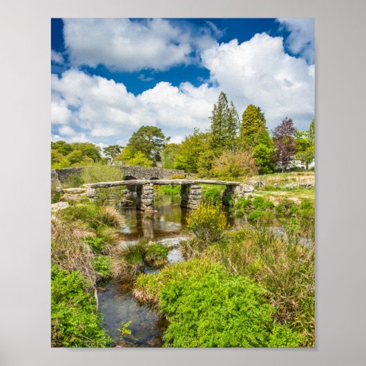 Mittelalterliche Klappbrücke über den Fluss Dartmo Poster (Vorne)