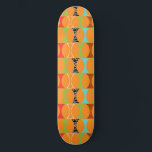 Mittelalterliche moderne Orangefarbene Musterskate Skateboard<br><div class="desc">Klopfen Sie. Wer ist da? Mitten im Jahrhundert Modernes Orangefarbenes Musterskateboard! Hey, mit einem Design dieses Retro, braucht man keine Stanzlinie. Dieses perfekte Mod-Muster zeichnet sich durch einen lebhaften, orangefarbenen Hintergrund und eine hübsch kitschige Form in Grün, Rot, Türkis, Schwarz & Weiß und Holzkorn aus. Die Form hat wahrscheinlich einen...</div>