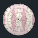 Mittelalterliche Moderne rosa Raute Dart Board Dartscheibe<br><div class="desc">Dieses Modern Pink Raute Dart Board (Großdruck) aus der Mitte des Jahrhunderts zeichnet sich durch einen First Lady rosa Hintergrund und ein Muster aus Mod, durchsichtigen, blütigen Diamanten, die größere, Vintage Cremediamanten mit goldfarbenen Fesseln aus dem Weltraumzeitalter überdecken. Diese minimalistisch inspiriert, dekonstruierte Raute ist eine vereinfachende Rückgabe der größeren als...</div>
