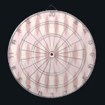 Mittelalterliche Moderne rosa Raute Dart Board Dartscheibe<br><div class="desc">Dieses Modern Pink Raute Dart Board Muster aus dem Mittelalter besticht durch einen First Lady rosa Hintergrund und ein Muster aus Mod, durchsichtigen, blütigen Diamanten, die größere, Vintage Cremetamornen mit goldfarbenen Splitklen aus dem Weltraum überlagern. Diese minimalistisch inspiriert, dekonstruierte Raute ist eine vereinfachende Rückgabe der größeren als der Lebensatomärzeit, die...</div>
