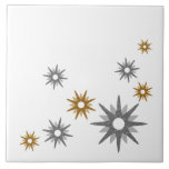 Mittelalterliche Moderne Sternexplosion Silver & G Fliese<br><div class="desc">Modernes, inspiriertes Design aus der Mitte des Jahrhunderts mit Vintagen Retro-Sternexplosionen aus Silber und Gold auf weißem Hintergrund. Einfaches, sauberes modernes Design.</div>