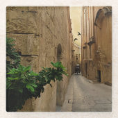 Mittelalterliche schmale Straße große Gebäude und  Glasuntersetzer (Vorderseite)