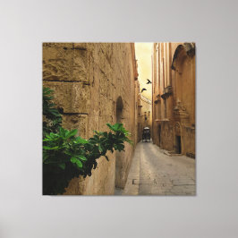 Mittelalterliche schmale Straße große Gebäude und Leinwanddruck