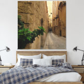 Mittelalterliche schmale Straße große Gebäude und  Leinwanddruck (Insitu (Schlafzimmer))