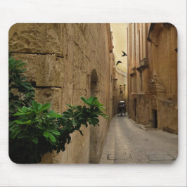 Mittelalterliche schmale Straße große Gebäude und Mousepad