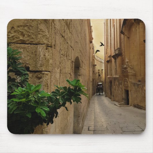 Mittelalterliche schmale Straße große Gebäude und Mousepad (Vorne)