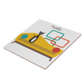 Mittelalterliche schwarz-weiße Katze auf dem Sofa. Fliese (Seite)