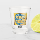 mittelalterlicher blutlichter Letter E Monogramm Schnapsglas (Vorderseite)