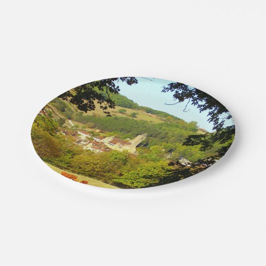 Mittelalterliches Dorf Plazac Paper Tellers Pappteller (Schrägansicht)