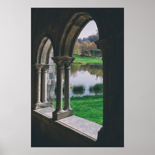 Mittelalterliches gotisches Kloster am See Poster (Vorne)