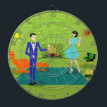 Mittelalterliches Modern Couple Dart Board Dartscheibe<br><div class="desc">Dieses Modern Couple Dart Board aus dem Mittelalter sieht aus wie eine Szene aus einer romantischen Komödie. Das minimalistische Design der 60er Jahre besticht durch ein ansprechendes Cartoon-Paar, das einen romantischen Abend bei Zuhause genießt. Das elegante Zimmer besticht durch eine grüne Steinmauer und einen Kamin. Die Einrichtung der Zimmer umfasst...</div>