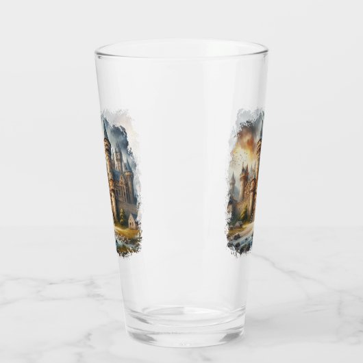 Mittelalterliches Schloss bei Sonnenuntergang mit Glas (Links)