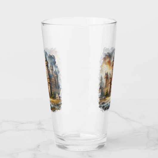 Mittelalterliches Schloss bei Sonnenuntergang mit Glas (Rechts)