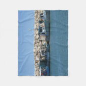 Mittelmeer-Fischerboote in Blaumeer-Design Fleecedecke (Vorderseite)