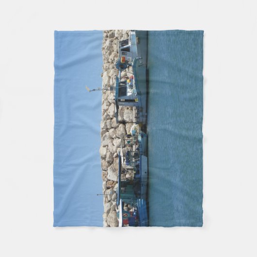 Mittelmeer-Fischerboote in Blaumeer-Design Fleecedecke (Vorderseite)