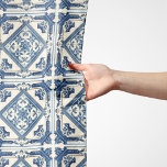 Mittelmeer-Fliesen, Portugal, Azulejo, Majolica Schal<br><div class="desc">Elegantes,  stilvolles und raffiniertes Muster mit mediterranen Kacheln in Blau und Weiß. Moderne und trendige Geschenke,  perfekt für den Azulejo Liebhaber in Ihrem Leben.</div>