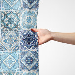 Mittelmeer-Fliesen, Portugal, Azulejo, Majolica Schal<br><div class="desc">Elegantes,  stilvolles und raffiniertes Muster mit mediterranen Kacheln in Blau und Weiß. Moderne und trendige Geschenke,  perfekt für den Azulejo Liebhaber in Ihrem Leben.</div>