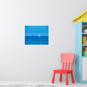 Mittelmeer Serenität: Segelboote am Horizont Poster