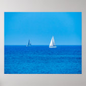 Mittelmeer Serenität: Segelboote am Horizont Poster (Vorne)