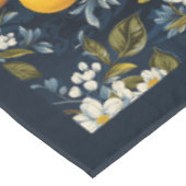 Mittelmeerblühende Orangenfrüchte in marineblauer  Tischdecke (Schrägansicht)