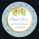 Mittelmeerlemon und Blauer Tile Runder Aufkleber<br><div class="desc">Mit diesem eleganten Rundaufkleber lassen Sie den Charme des Mittelmeers zu Ihrem besonderen Tag werden.</div>