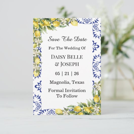 Mittelmeerlemonen Hochzeit mit blauen Mosaiken Save The Date (Stehend Vorderseite)